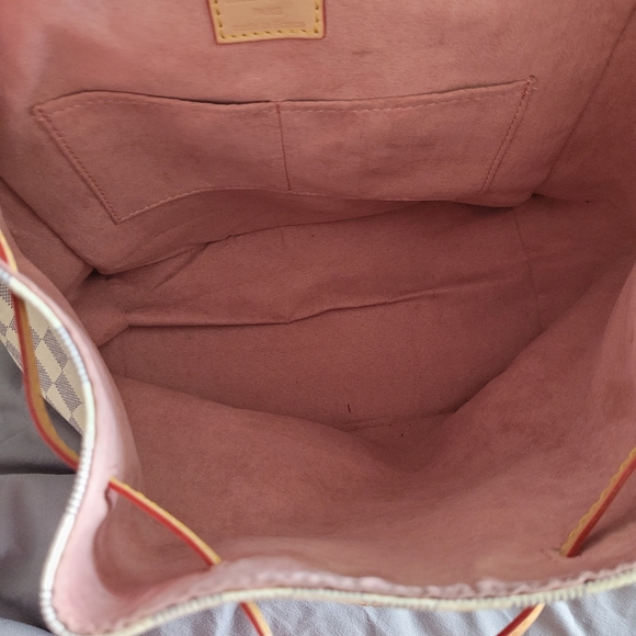 Woman's Purse - Picture 10 of 16